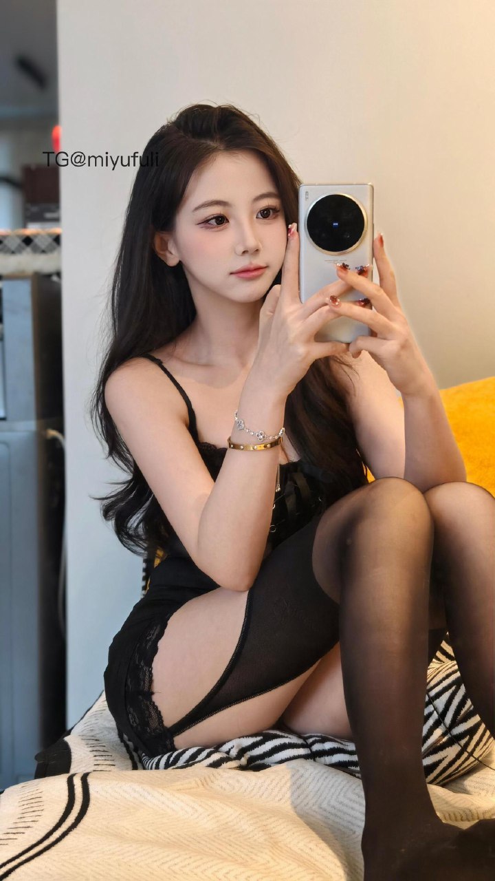 刘二萌 2025-07-14 16:06:19 黑色吊带蕾丝包臀裙