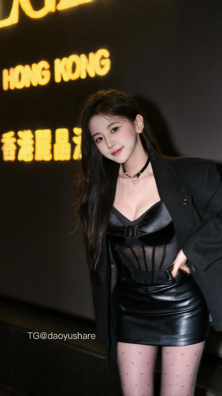 刘二萌 2025-07-09 11:50:27 鱼骨微透上衣➕皮质包臀裙