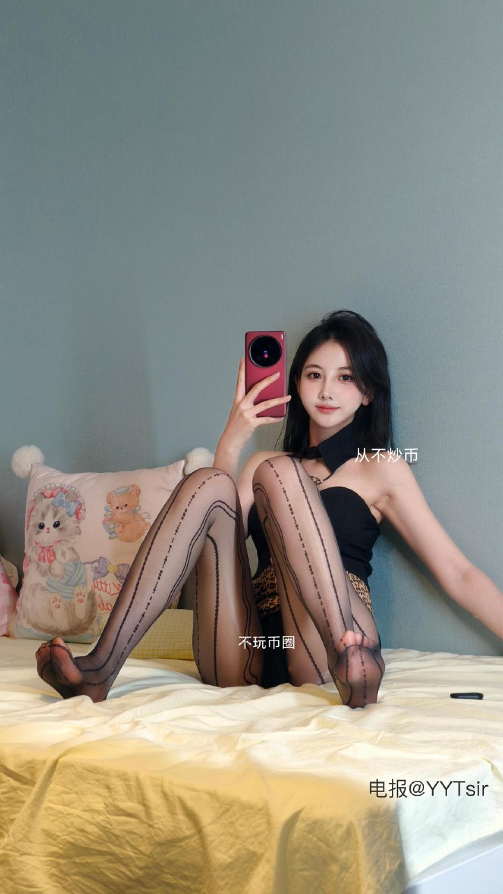 刘二萌 2025-07-23 15:45:03 豹纹领带鱼骨抹胸包臀两件套🤩