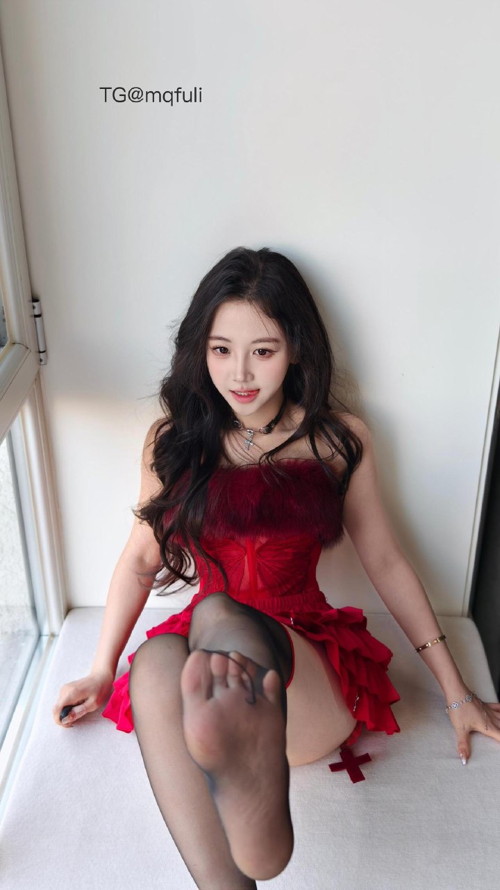 刘二萌 2025-07-11 17:40:54 红色毛茸茸抹胸蛋糕短裙😍