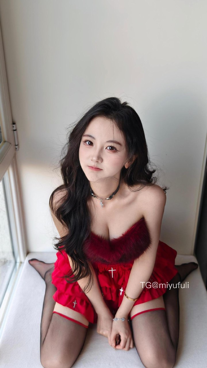 刘二萌 2025-07-11 17:40:54 红色毛茸茸抹胸蛋糕短裙😍