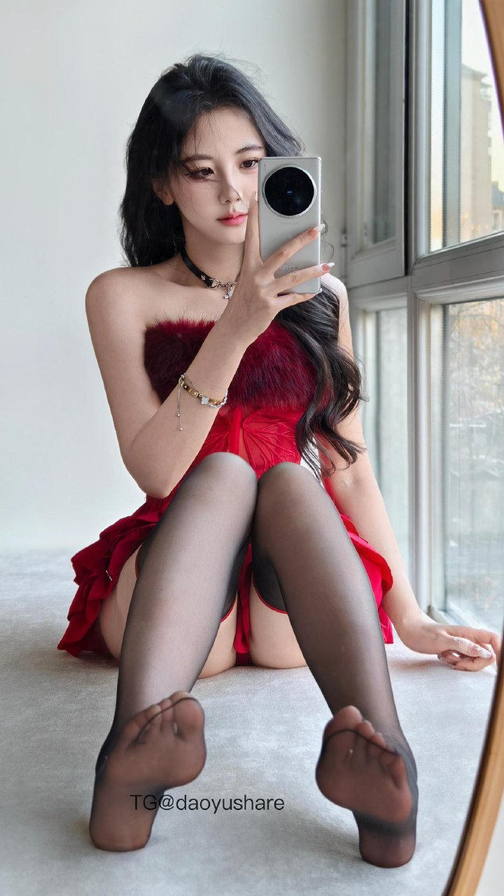 刘二萌 2025-07-11 17:40:54 红色毛茸茸抹胸蛋糕短裙😍