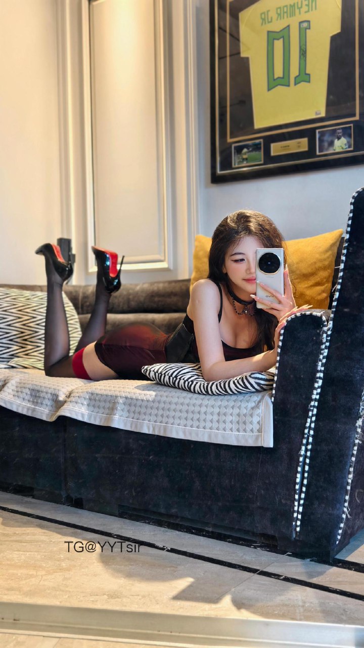 刘二萌 2025-07-07 19:42:34 开衩吊带网纱包臀裙情趣衣👅