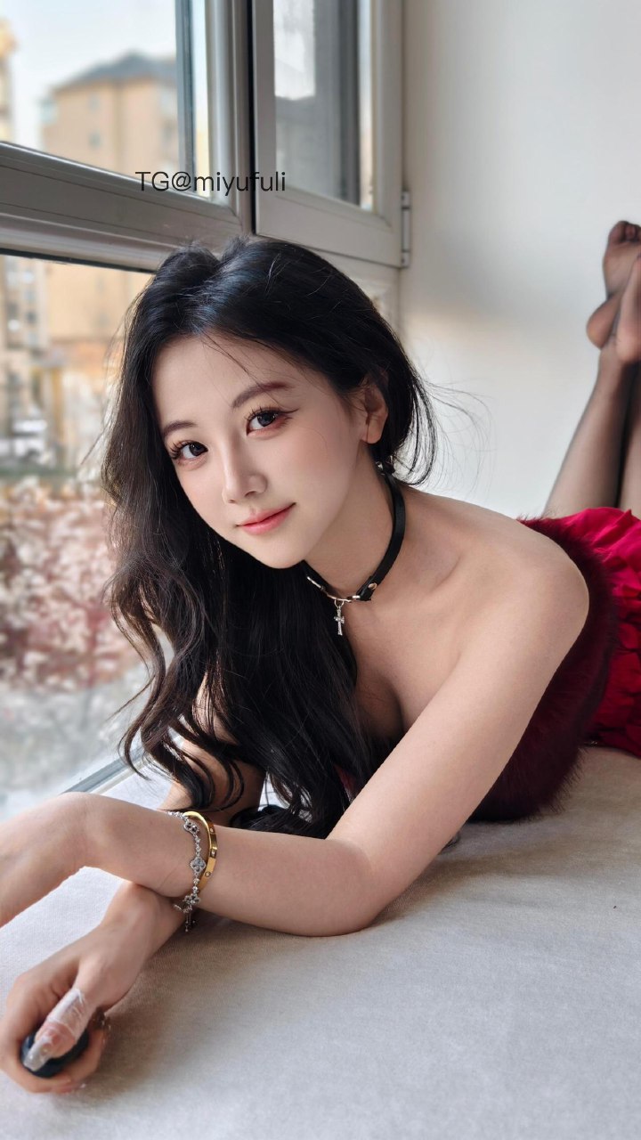 刘二萌 2025-07-11 17:40:54 红色毛茸茸抹胸蛋糕短裙😍