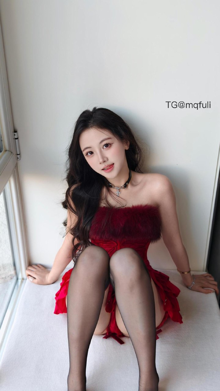 刘二萌 2025-07-11 17:40:54 红色毛茸茸抹胸蛋糕短裙😍