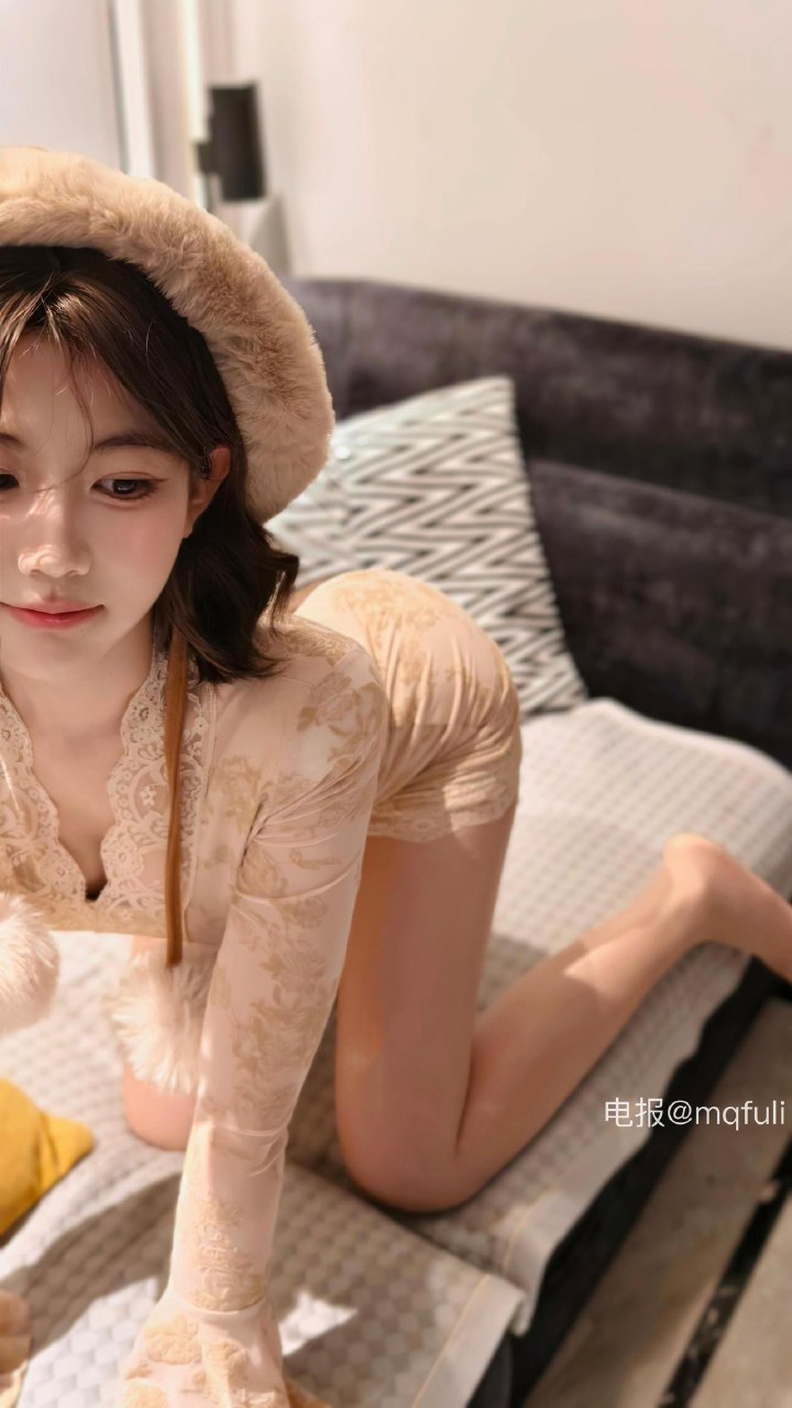 刘二萌 2025-07-06 19:57:35 米色V领喇叭袖蕾丝包臀裙系列大片