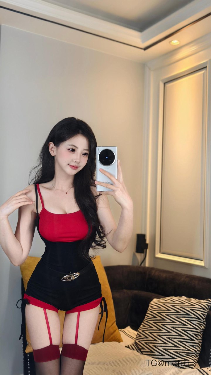 刘二萌 2025-07-16 16:17:08 欧美假两件吊带连体裤