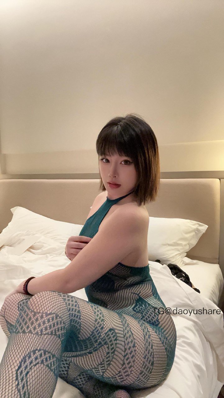 申辣辣 2025-08-18 23:45:24 付费这套记得看哦！#腿控##颜值#